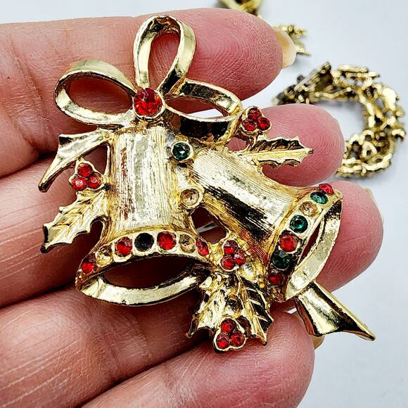 Vintage Christmas Brooch Lot Wreaths Holly Bells Enamel Mid Century Jewelry - Picture 7 of 8